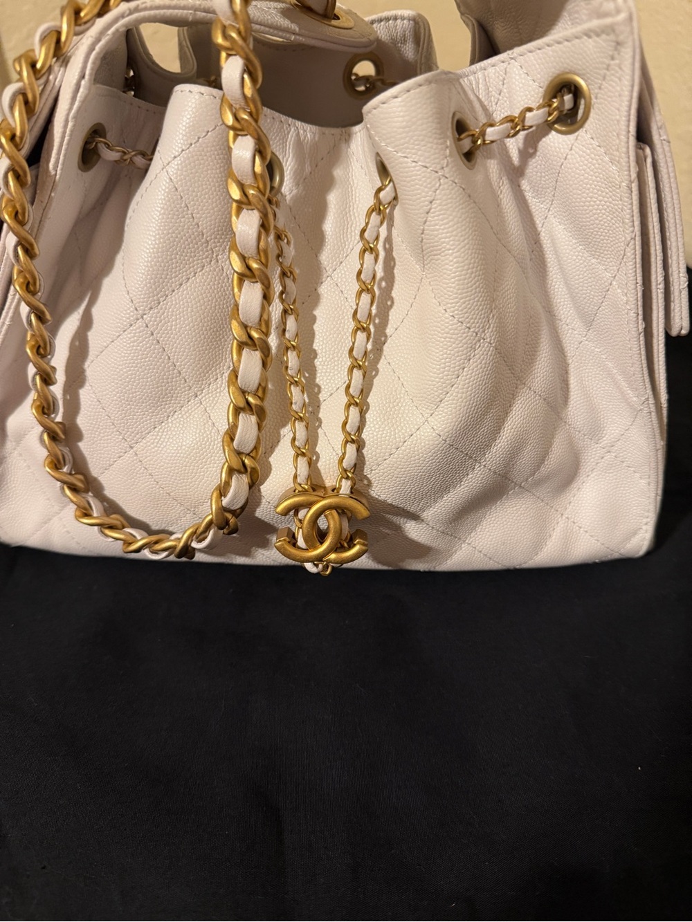 CHANEL 25 Hobo bag in white grained leather, small. - Picture 6 of 8
